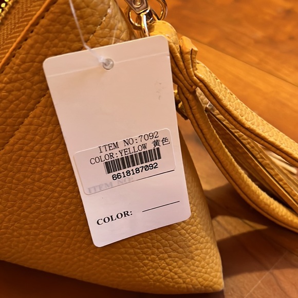 Leather triangle purse with tassel - Picture 4 of 4